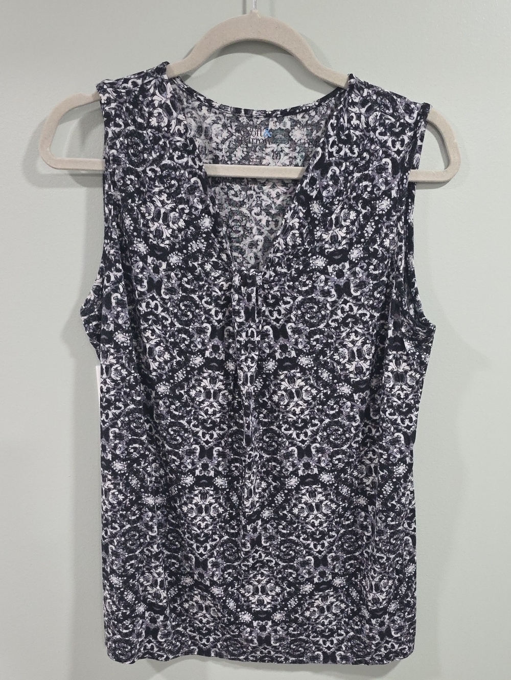Croft & Barrow Black and White Patterned V-Neck Sleeveless Top